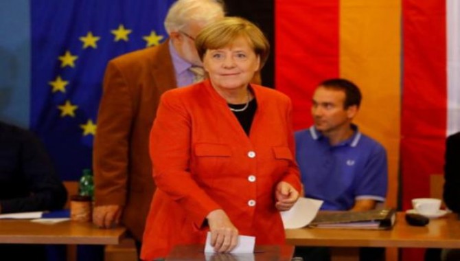 Almanya'da Merkel 4. kez kazandı, Irkçı parti ilk kez Meclis'te