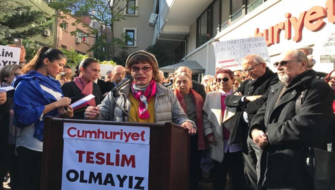 Cumhuriyet Yazarları: Cumhuriyet kaledir, geçirmeyiz!