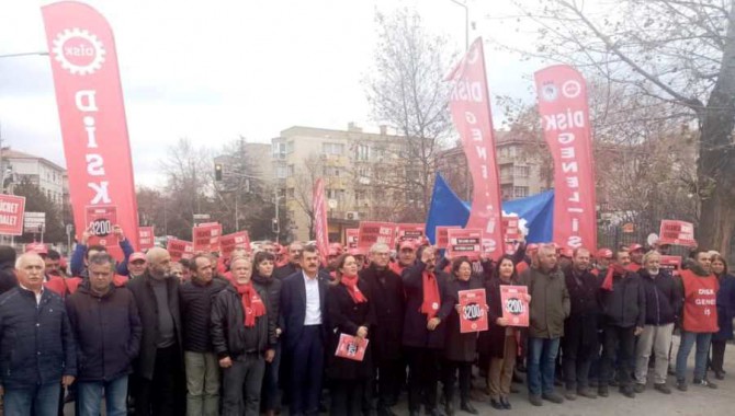 DİSK Çalışma Bakanlığı önündeydi: “İnsan onuruna yaraşır bir asgari ücret haktır”