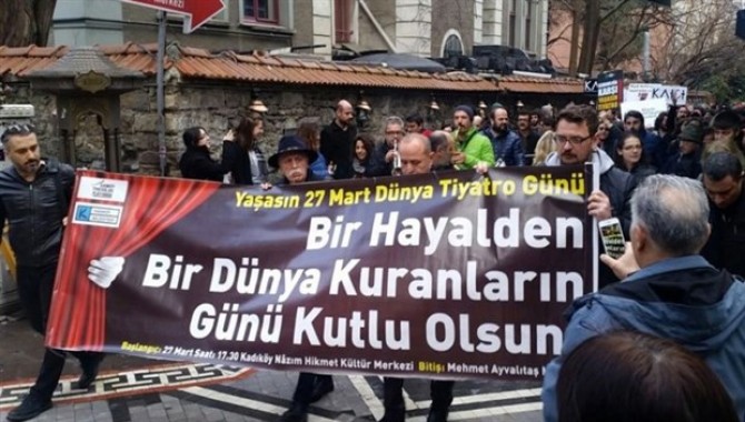 Dünya Tiyatro Günü’nde Kadıköy’de eylem: ‘Yaşasın bir hayalden, bir dünya yaratanların çılgınlığı!’