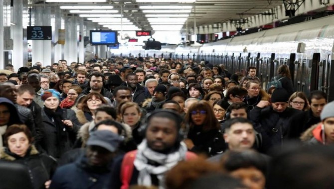 Fransa’da kamu emekçileri, greve çıktı