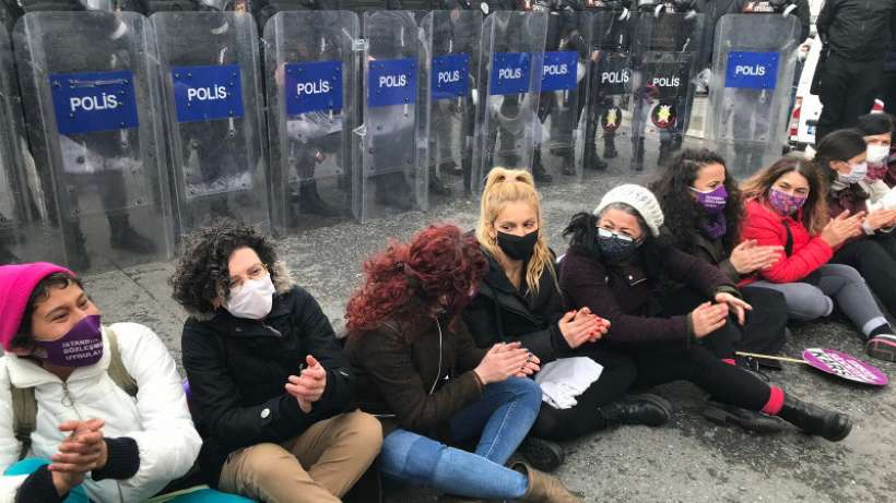 Galata Köprüsünde ve Sarıyerde İstanbul Sözleşmesi eylemleri