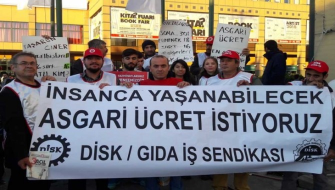 Gıda-İş, TÜYAP kitap fuarında asgari ücret eylemi yaptı