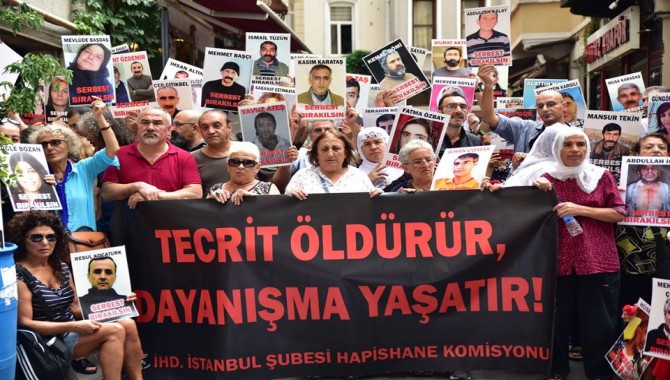 “Hasta tutuklular serbest bırakılsın…Çocuklarımızı öldürtmeyeceğiz”