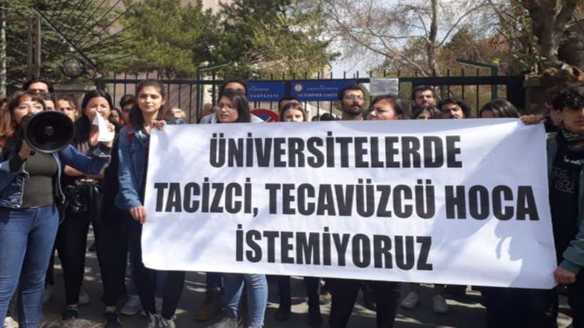 İTÜ’de “Akademide tacizci hoca istemiyoruz, İÜden defol! yazılı afiş