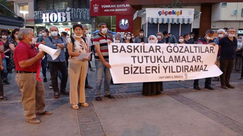 İzmirde tutuklamalar protesto edildi