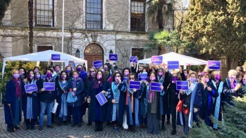 Kadın akademisyenler Boğaziçide 8 Mart nöbeti tuttu