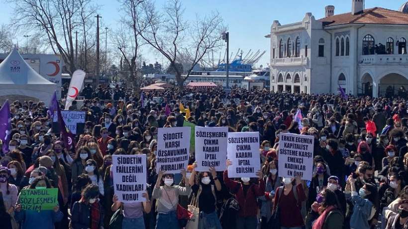 Kadınlar Kadıköyde barikatları yıktı