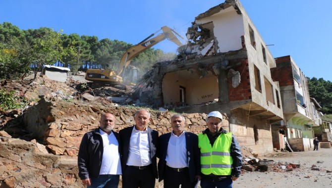 Kartal Belediyesi, riskli yapılar ve metruk binaların yıkımına devam ediyor