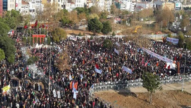 Kartal Mitingi coşkuyla başladı halaylarla bitti