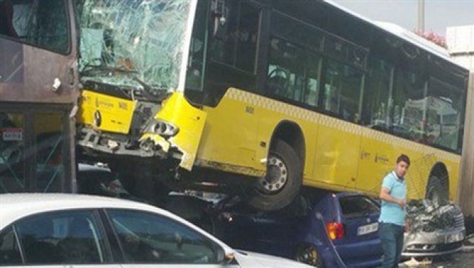 Metrobüs D-100'e girdi; yaralılar var