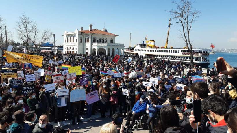 Öğrenciler gözaltılara karşı Kadıköyde eylemde IKayyumlara karşı bundan sonrası hepimizde