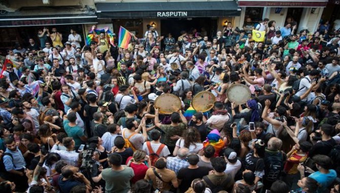 Onur Yürüyüşü'ne polis müdahalesi