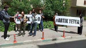 Ankara'da esnaf vergi levhalarını yaktı