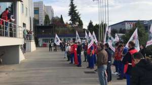 DİSK üyeleri kıdem tazminatı hakkı için iş yerlerinde eylemler yaptı