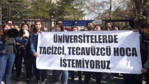 İTÜ’de “Akademide tacizci hoca istemiyoruz, İÜ'den defol!" yazılı afiş