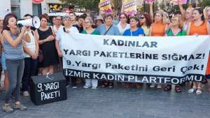 İzmir'de kadınlar 9. Yargı Paketi'ni yırtıp attı!