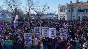 Kadınlar Kadıköy'de barikatları yıktı