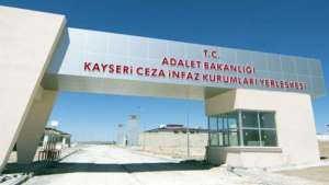 Kayseri'de tutsaklara ayakta sayım dayatılıyor