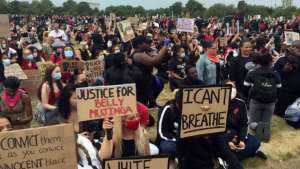 Londra'da onbinler Hyde Park'ta ırkçılığı lanetledi