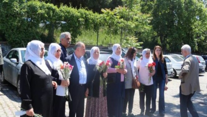 Tutuklu ailelerinin hapishaneye yürüyüşü polis tarafından engellendi