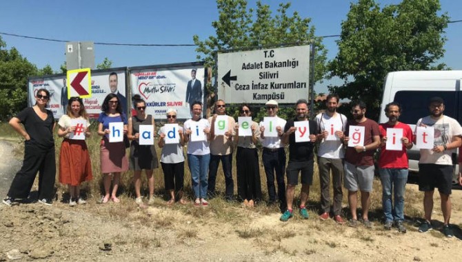 Yiğit Aksakoğlu'na Silivri'de doğum günü kutlaması