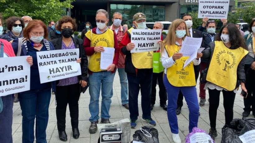 Yurttaşlar, Validebağ Korusu’nda biriken çöpleri Üsküdar Belediyesi’nin önüne getirdi